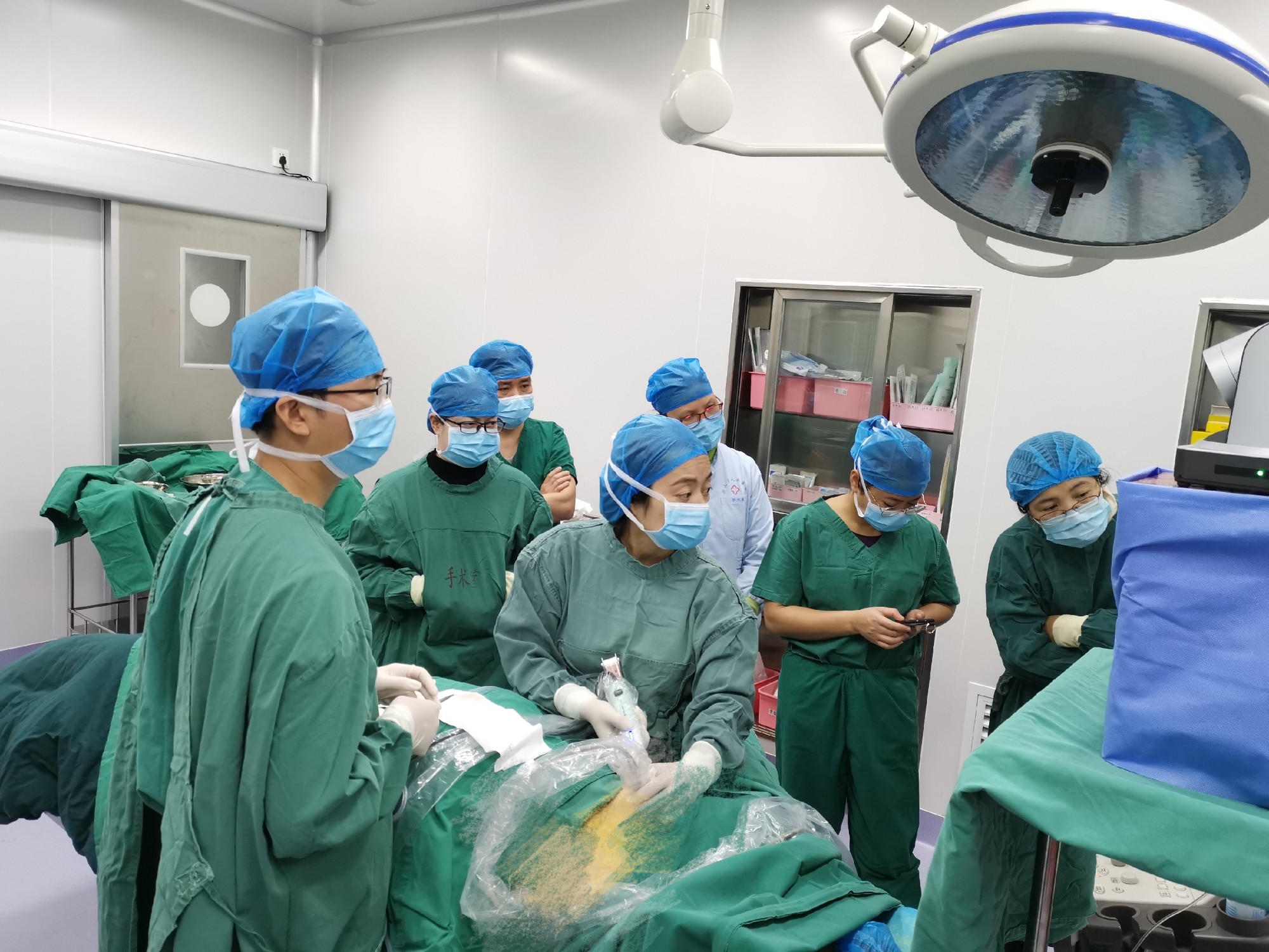 南溪山医院张琴琴副主任在做微创旋切手术实操演示