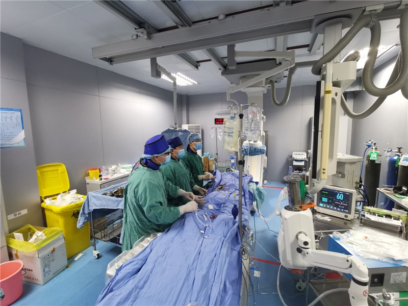 复件图片4心脏大血管外科团队“拆弹”手术中