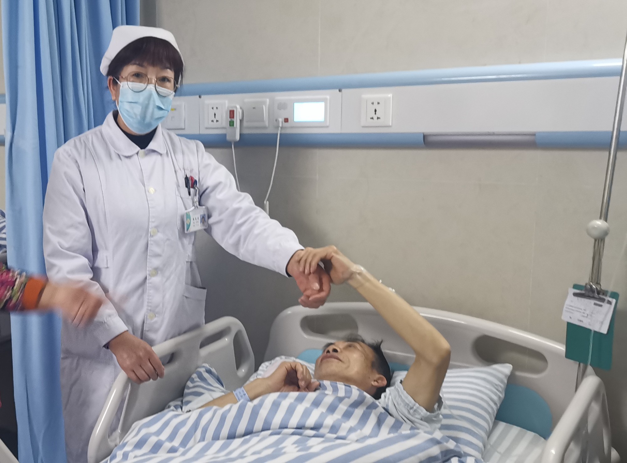 看到廖美英来病房看望自己,住在神经内科的刘大爷紧紧抓住她的手