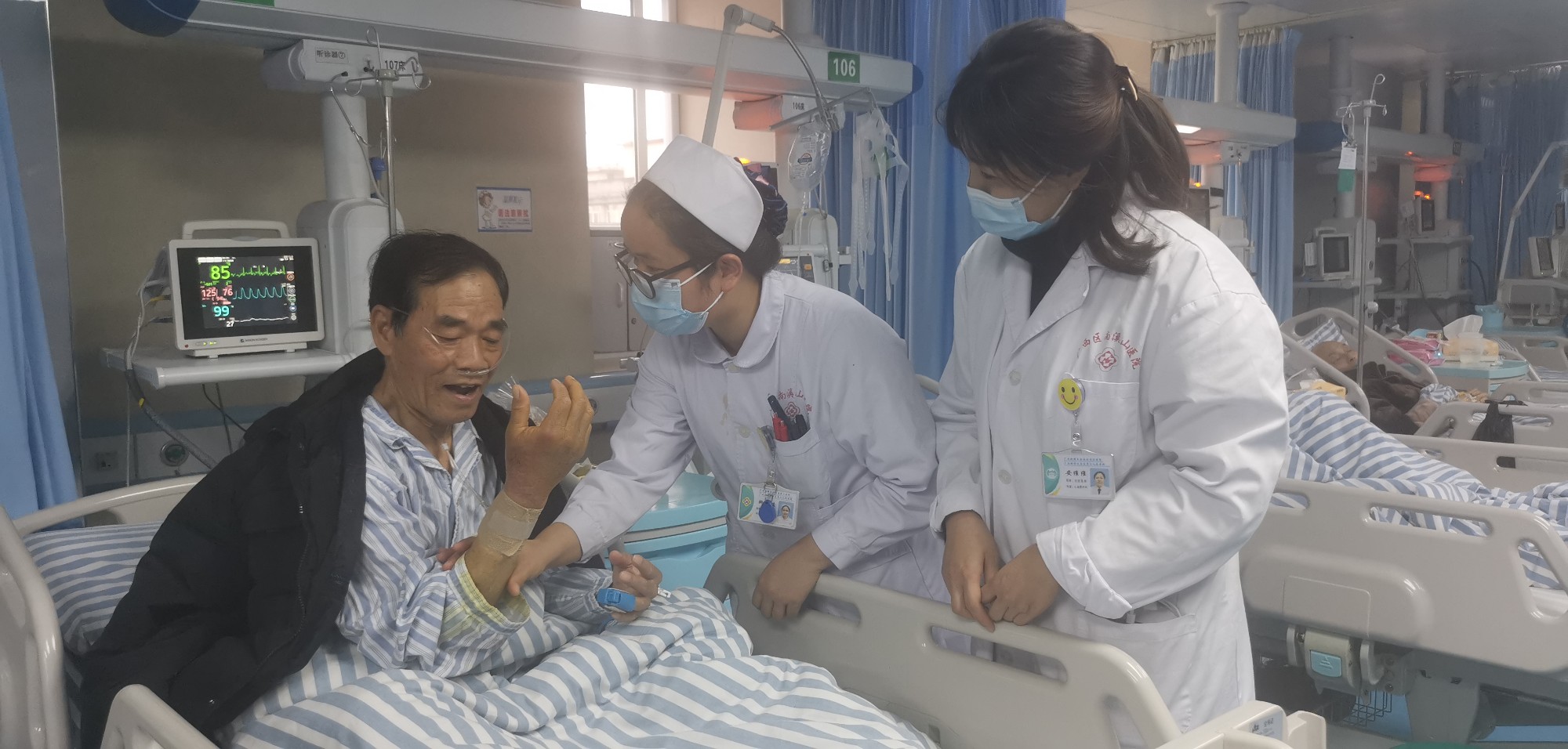 得到廖美英帮助的心梗患者李大爷向心内科重症病房的护士展示自己