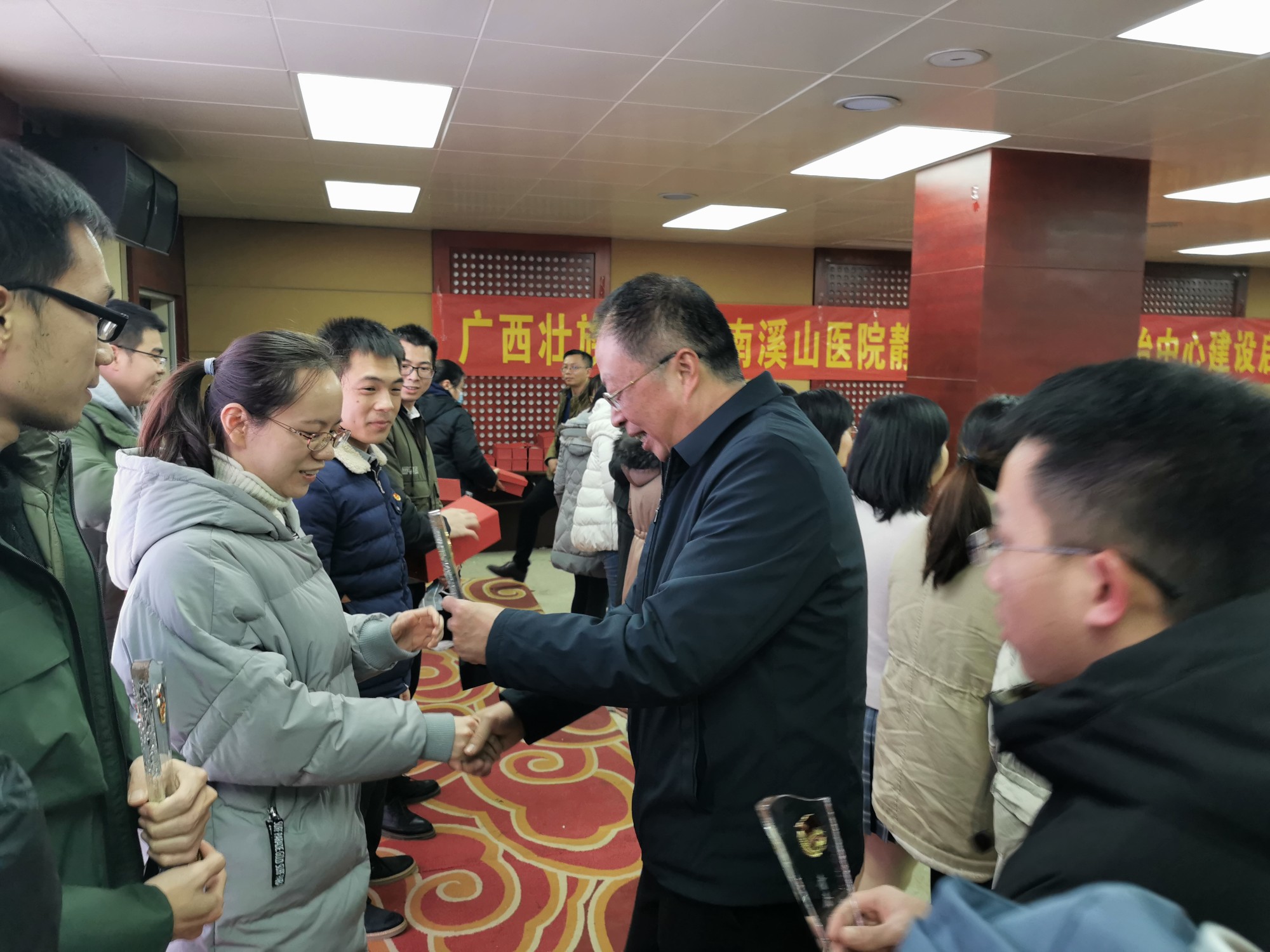 南溪山医院纪委书记张超群为离团团员送上离团纪念品,并送上祝福