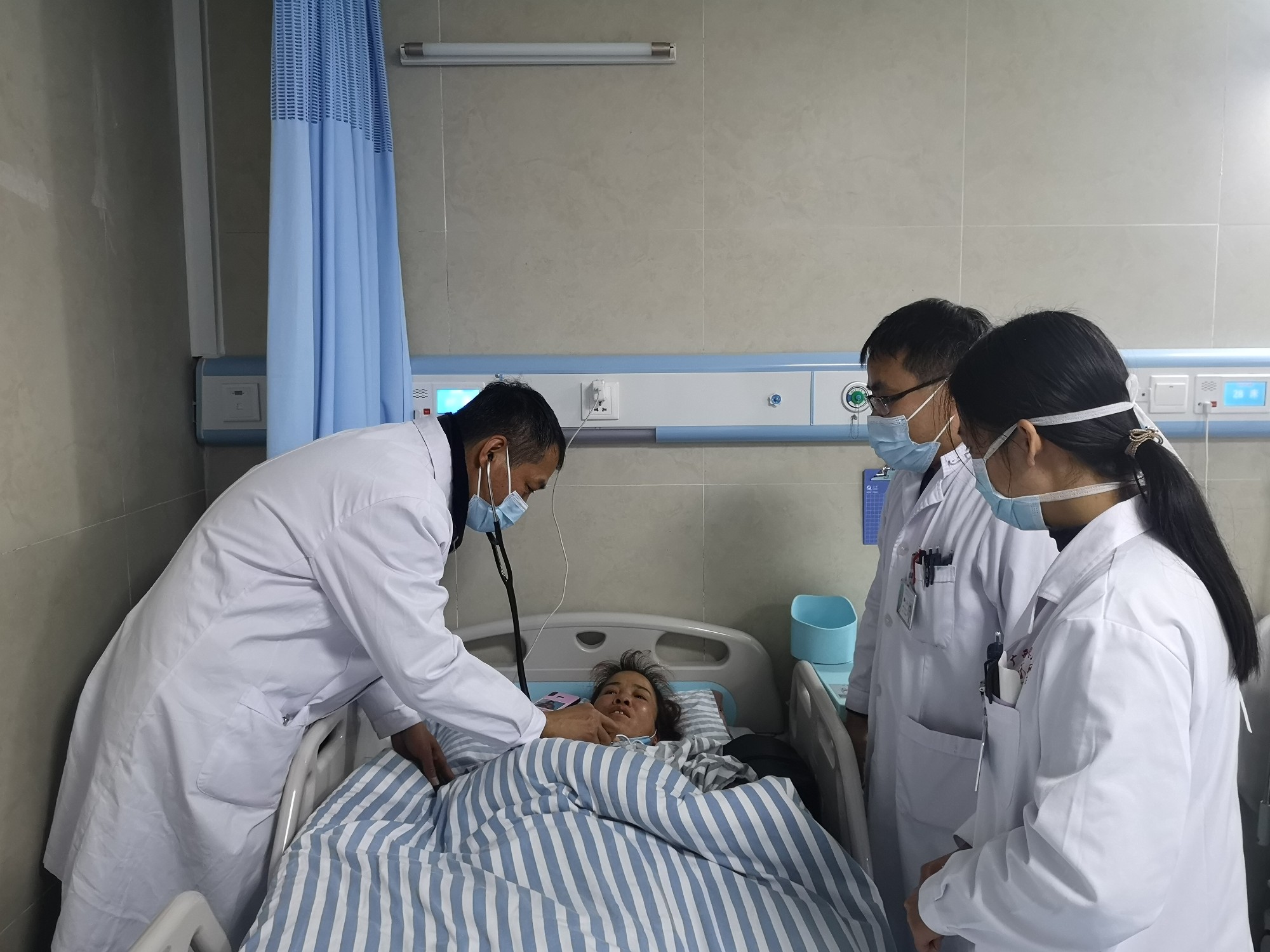 阳维德主任为术后的石大姐查体听诊