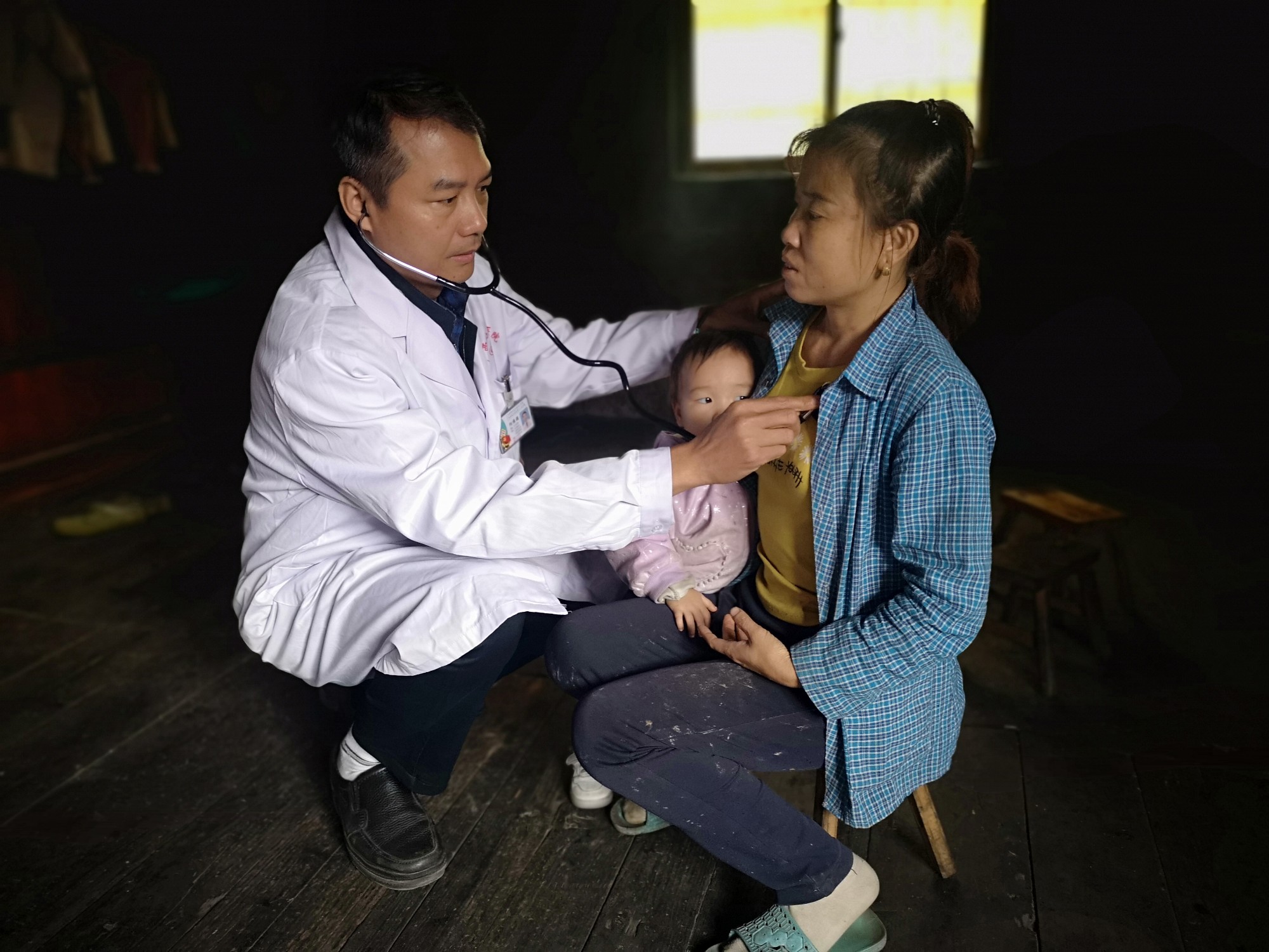 阳维德主任在石大姐家中为她听诊