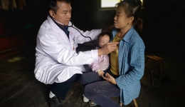 扶贫慰问到家  医生帮扶入“心”