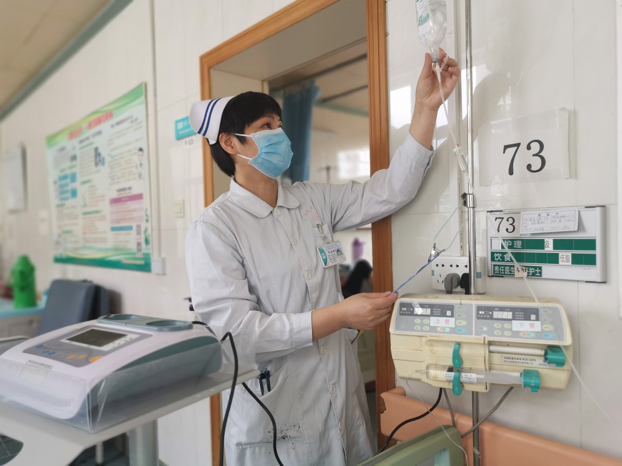 工作一贯认真负责的管起招护士长在查看病人输液情况