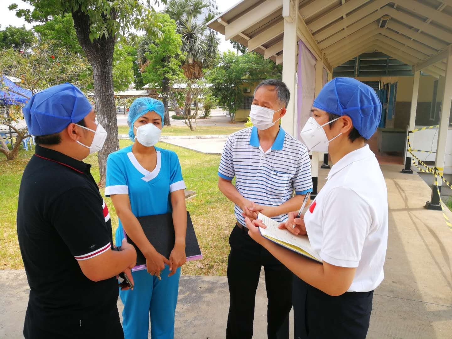 援柬期间,管起招护长(右1)在柬苏友好医院了解当地情况
