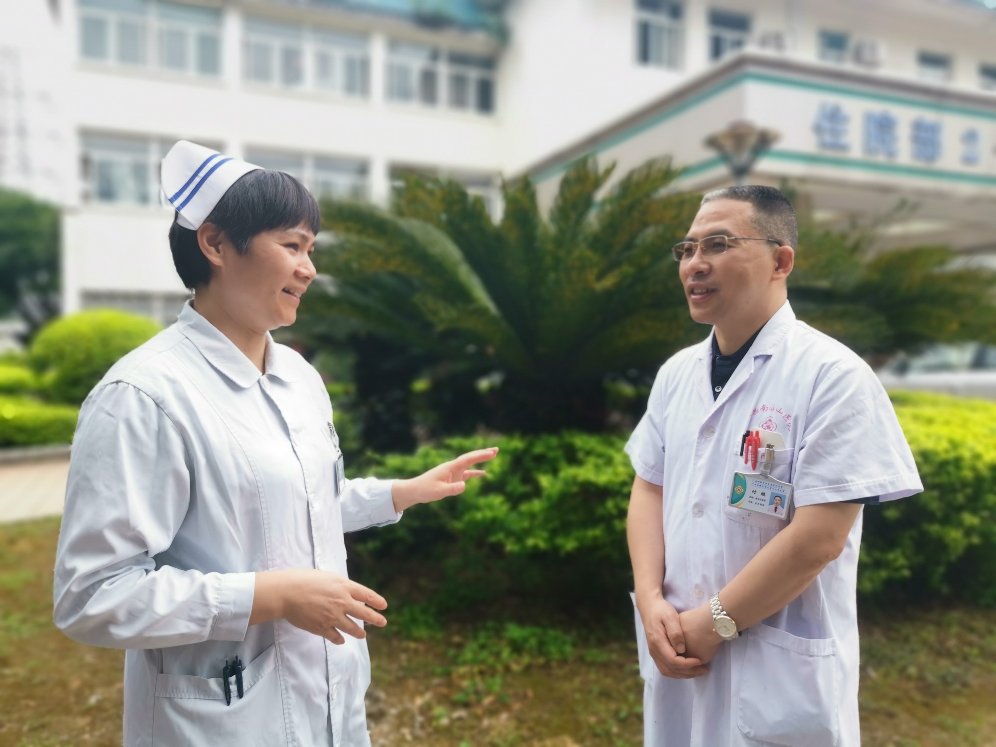 管起招护士长与科室医生亲切交流工作