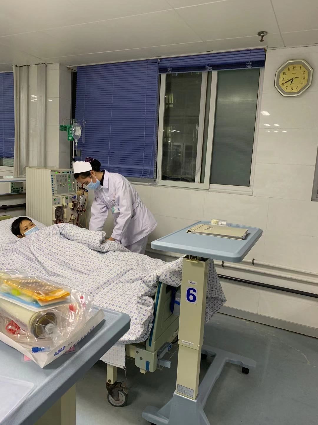 夜间血透值班护士在观察患者内瘘及病情