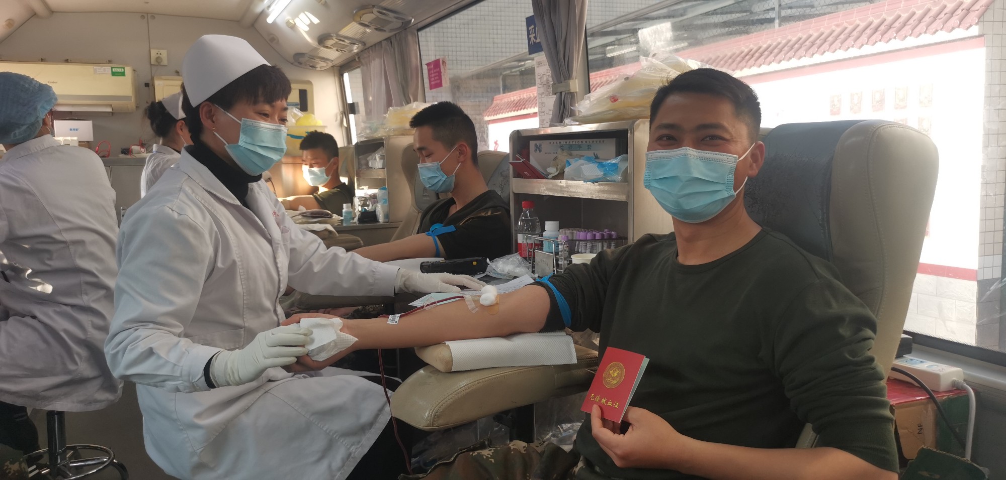 桂林武警支队某大队教导员莫杰带头无偿献血张超群摄