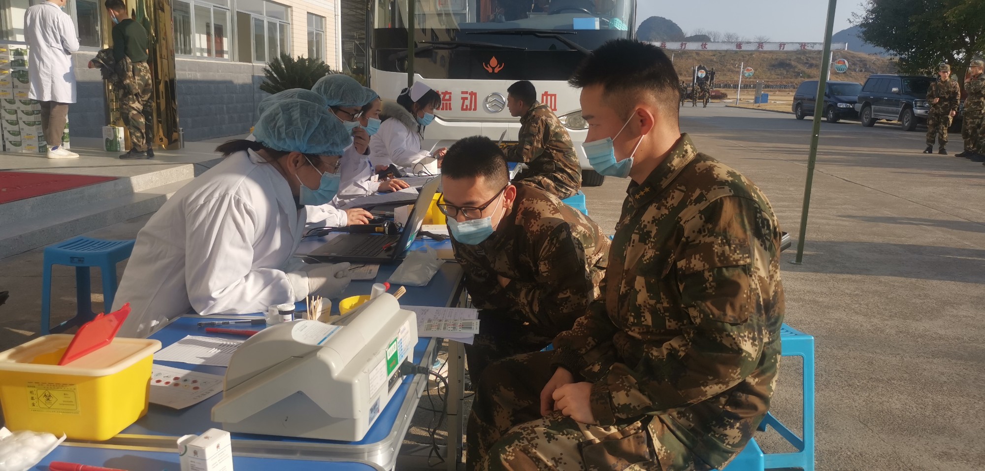 桂林血站工作人员认真解答战士的咨询张超群摄