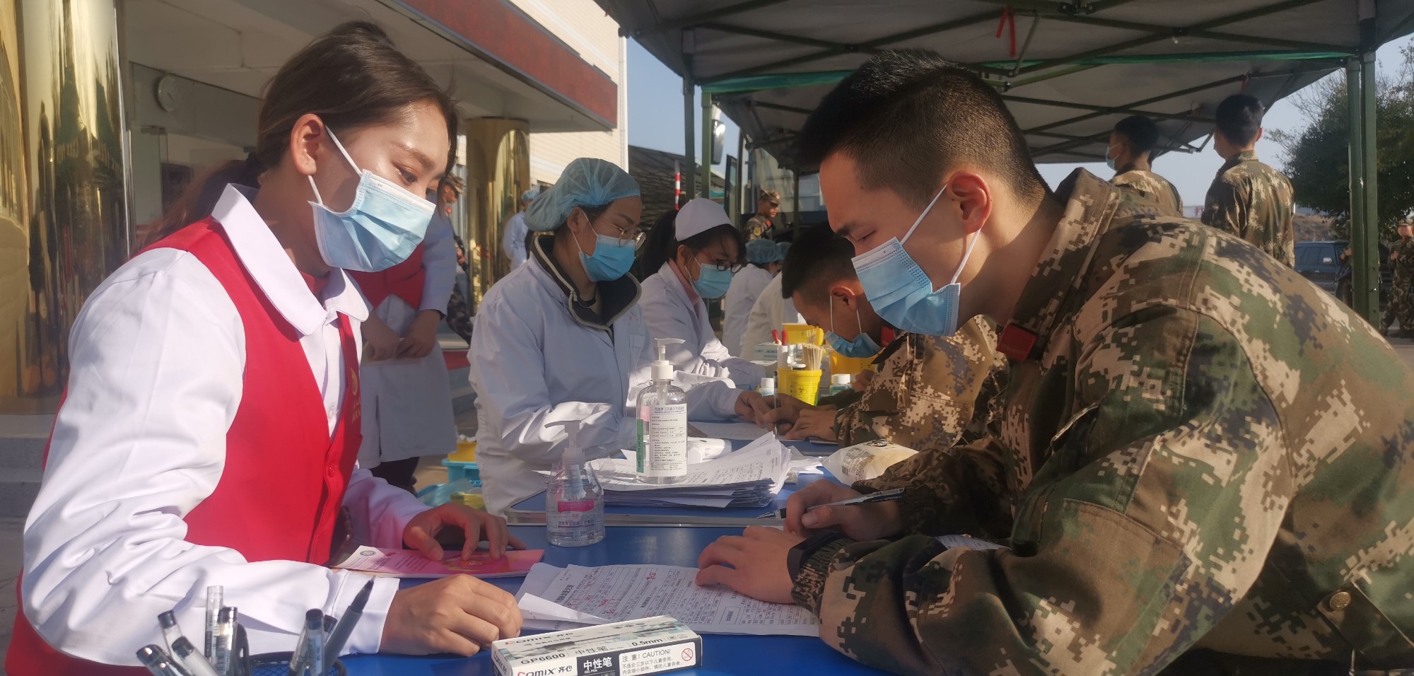 南溪山医院青年志愿者指导战士填写献血材料张超群