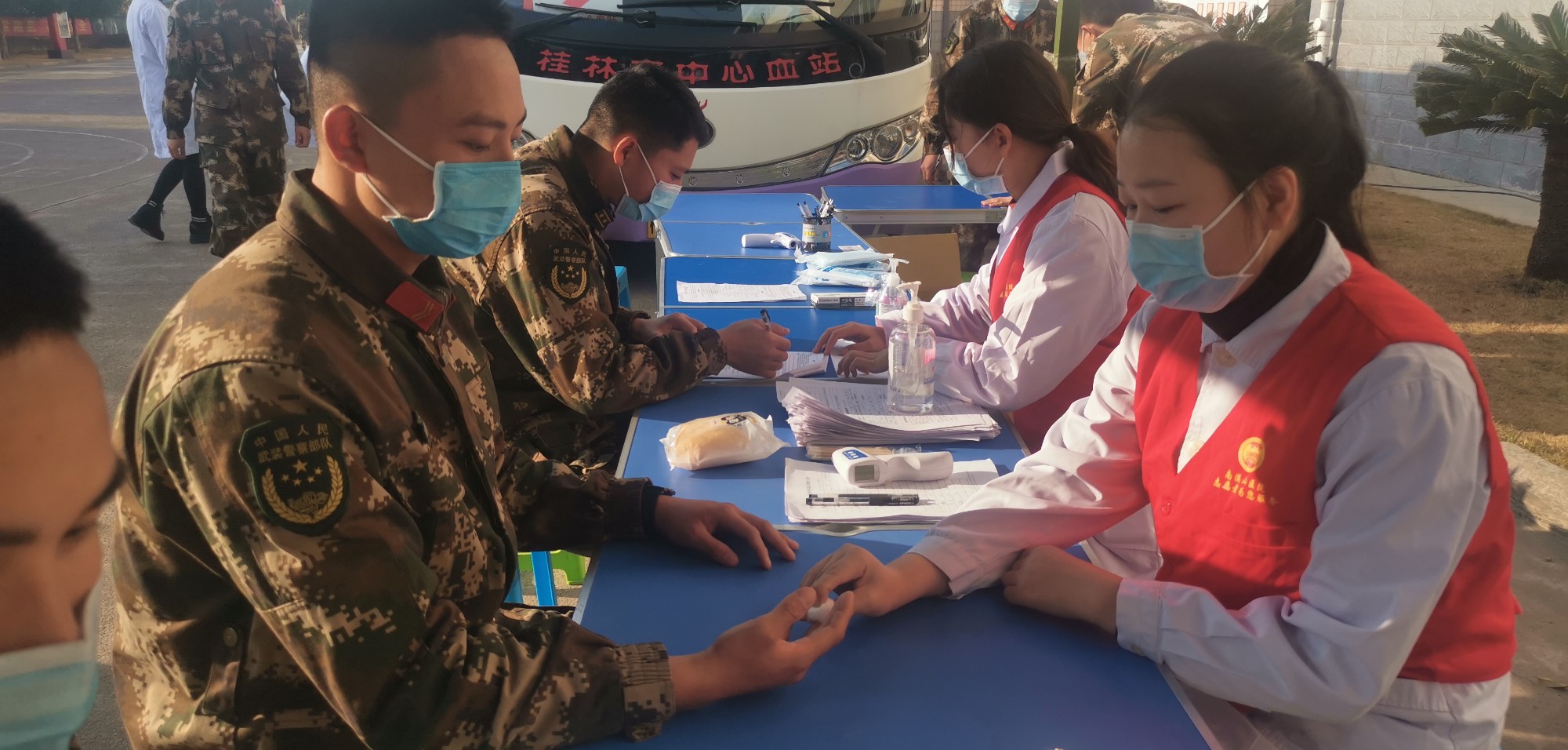 南溪山医院志愿者细心为献血的战士服务