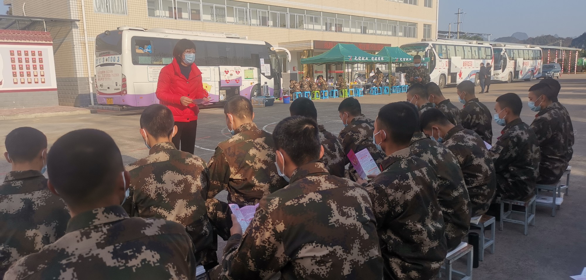 南溪山医院输血科主任姜友珍向武警官兵讲解无偿献血的知识