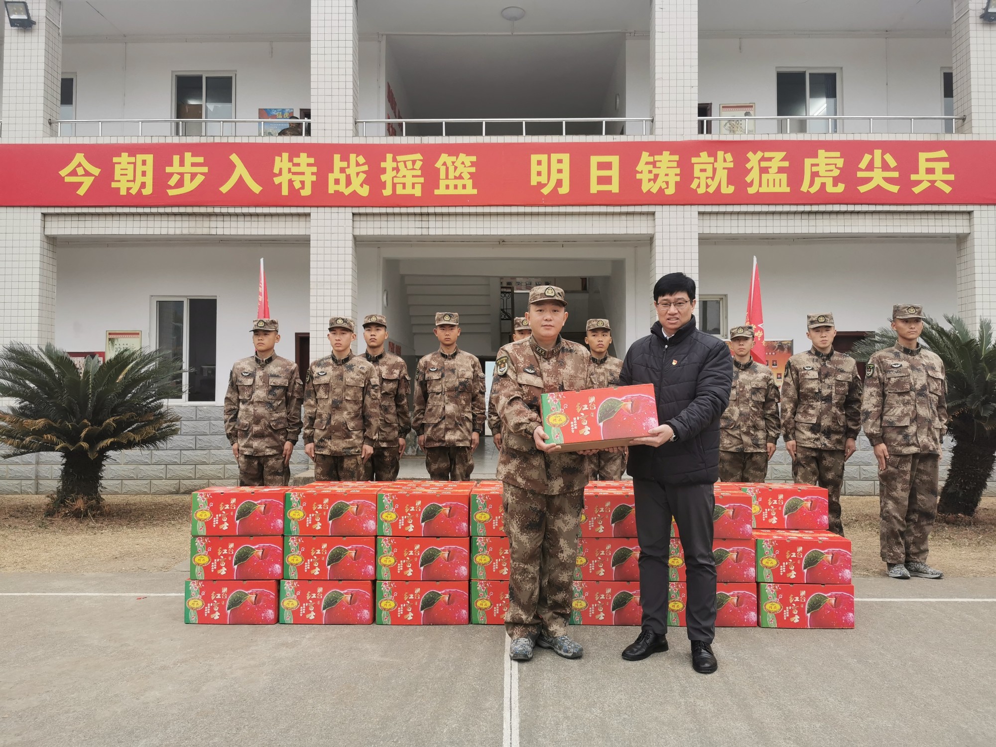 南溪山医院党委书记戴前富向共建单位领导赠送春节慰问品