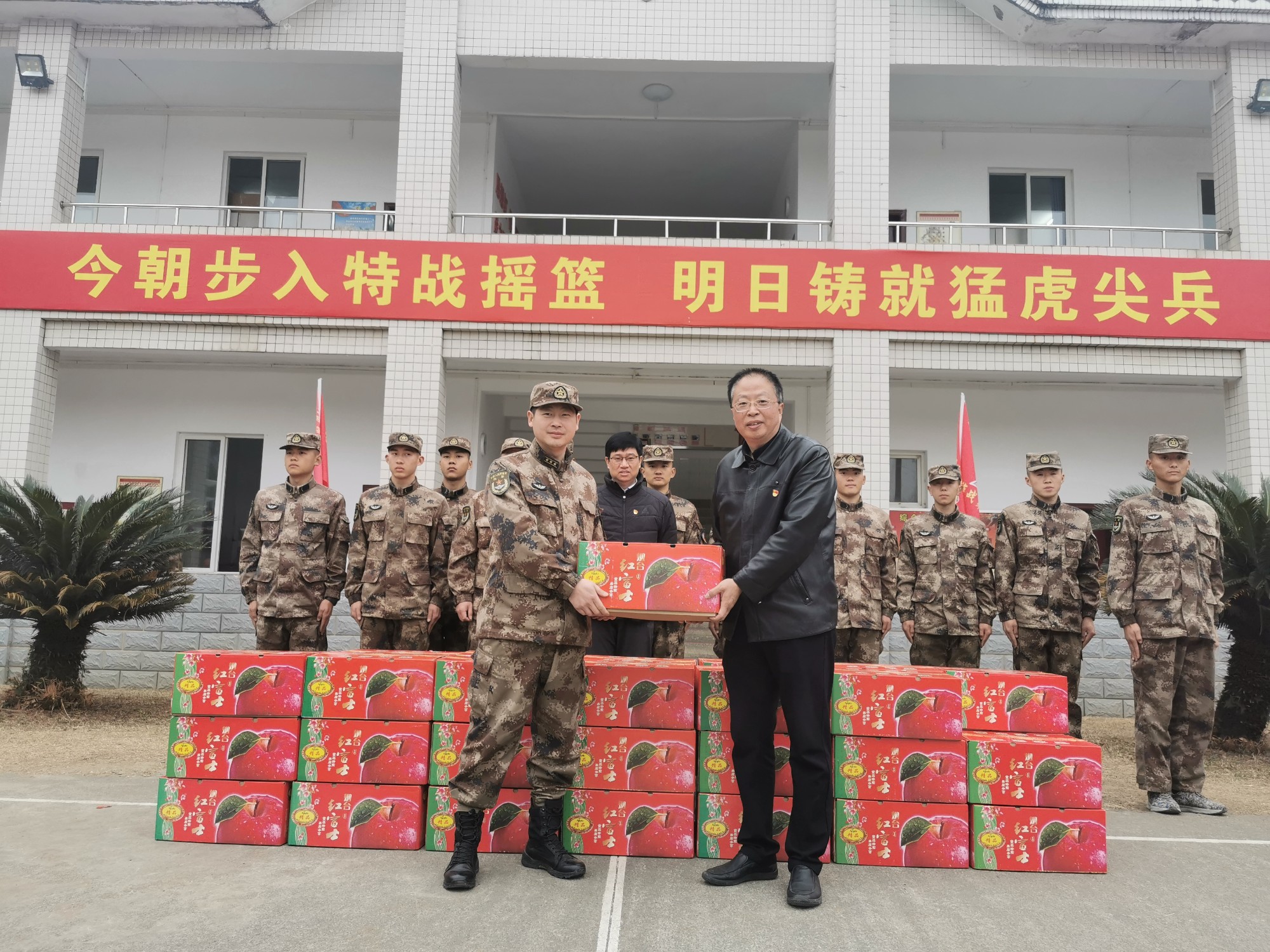 南溪山医院慰问组成员向子弟兵送上慰问品姚越摄