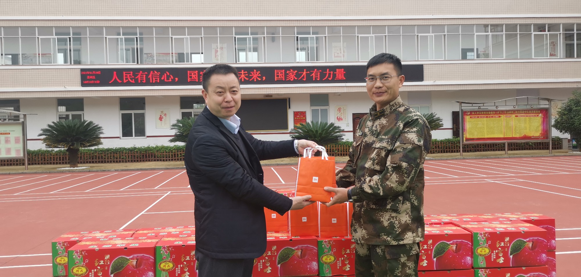 南溪山医院李朝旭副院长(左)到武警桂林支队慰问张超