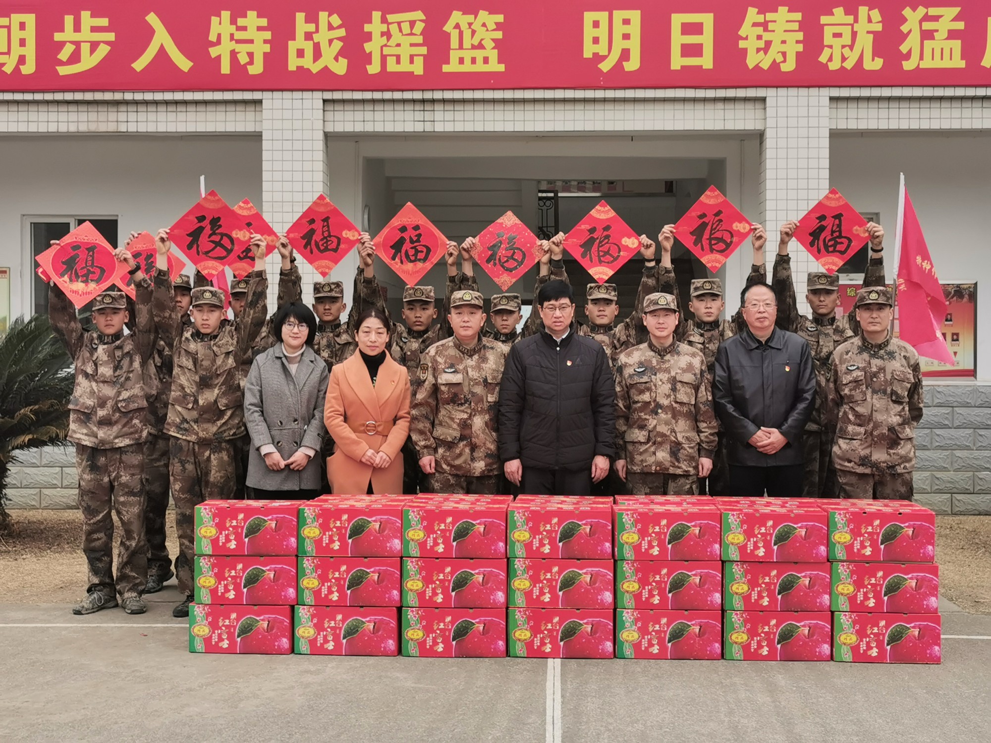 送“福”迎新春军民一家亲黄峥嵘摄