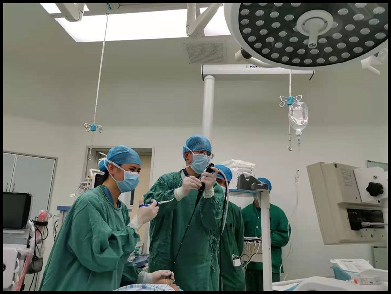 复件图3呼吸与危重症医学科副主任屈东明带领团队为高奶奶进行