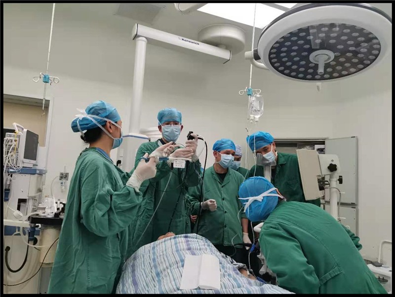 复件图4呼吸与危重症医学科副主任屈东明带领团队为高奶奶进行