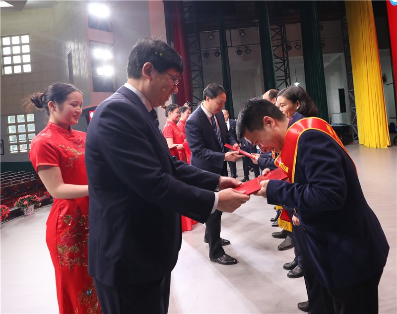 自治区南溪山医院领导班子为2020年度科技成果获奖代表颁奖1