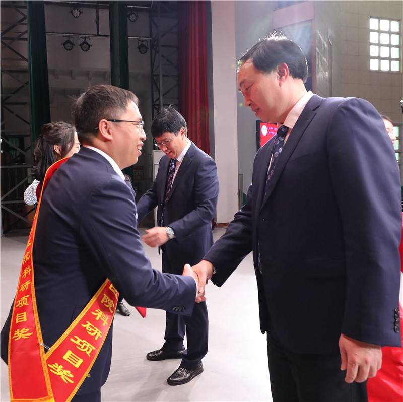 自治区南溪山医院领导班子为2020年度科技成果获奖代表颁奖2