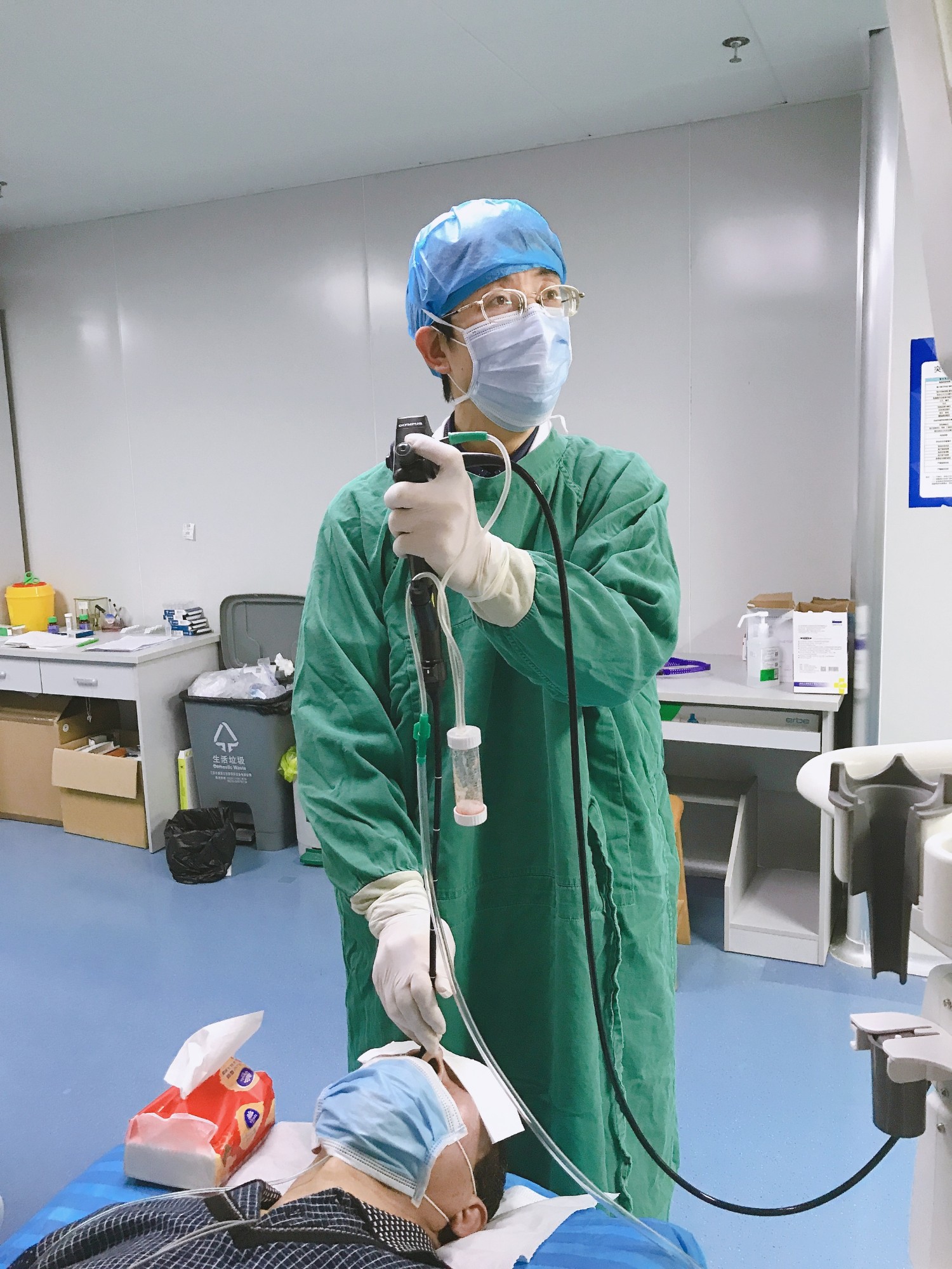 图1南溪山医院呼吸与危重症医学科副主任屈东明正在为患者进行