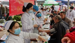 学习雷锋精神   义诊服务老乡