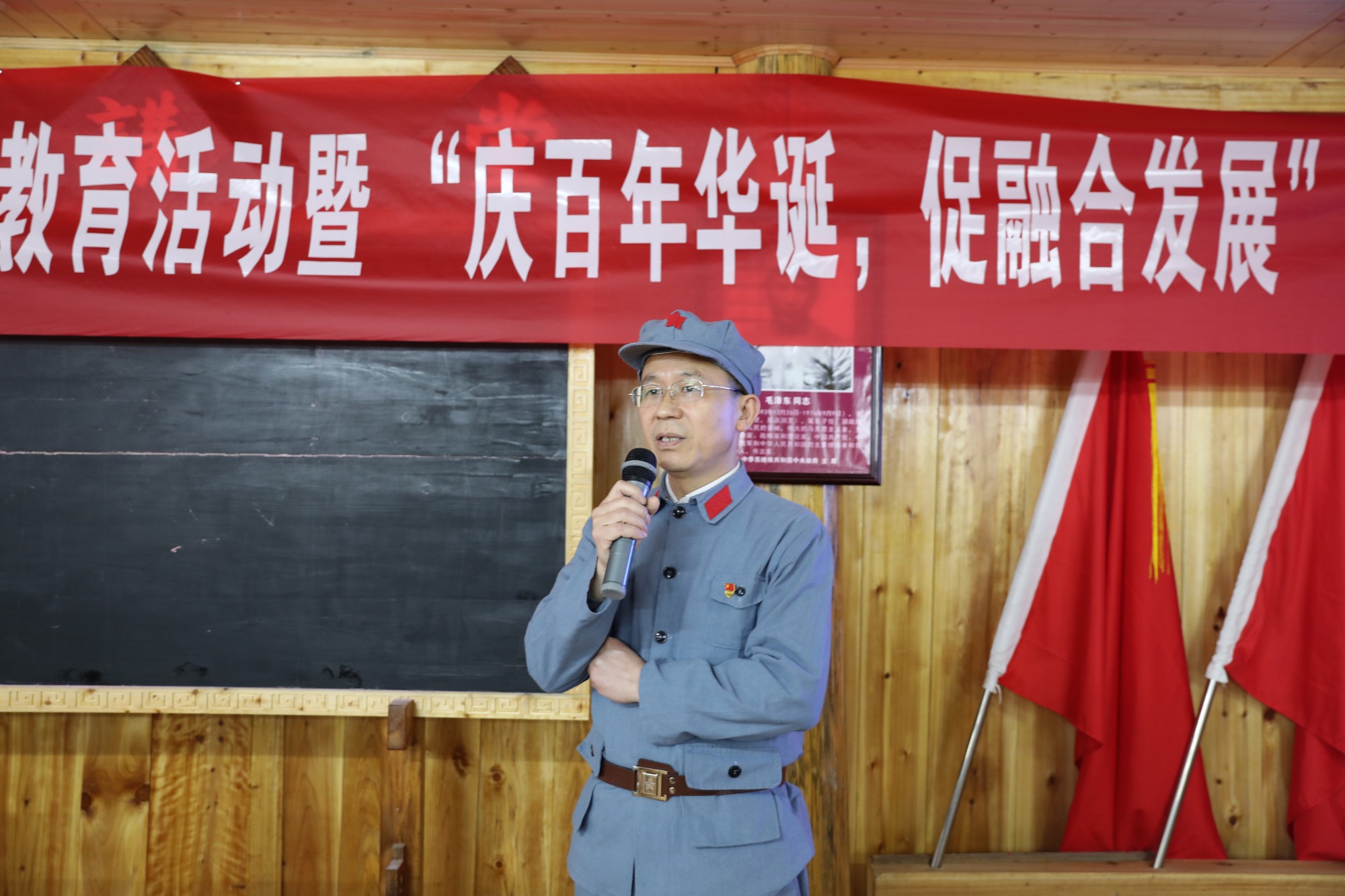 图1龙胜县人民医院党总支部副书记、副院长廖金福主持活动