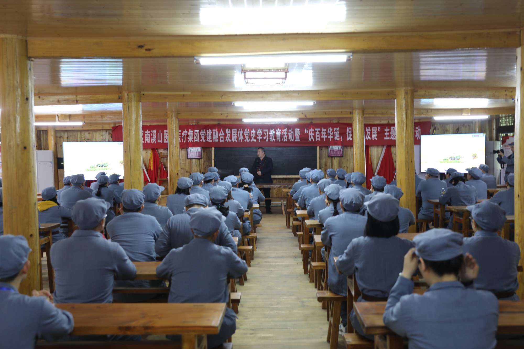 图2党员们聆听讲解员讲解红军长征的故事