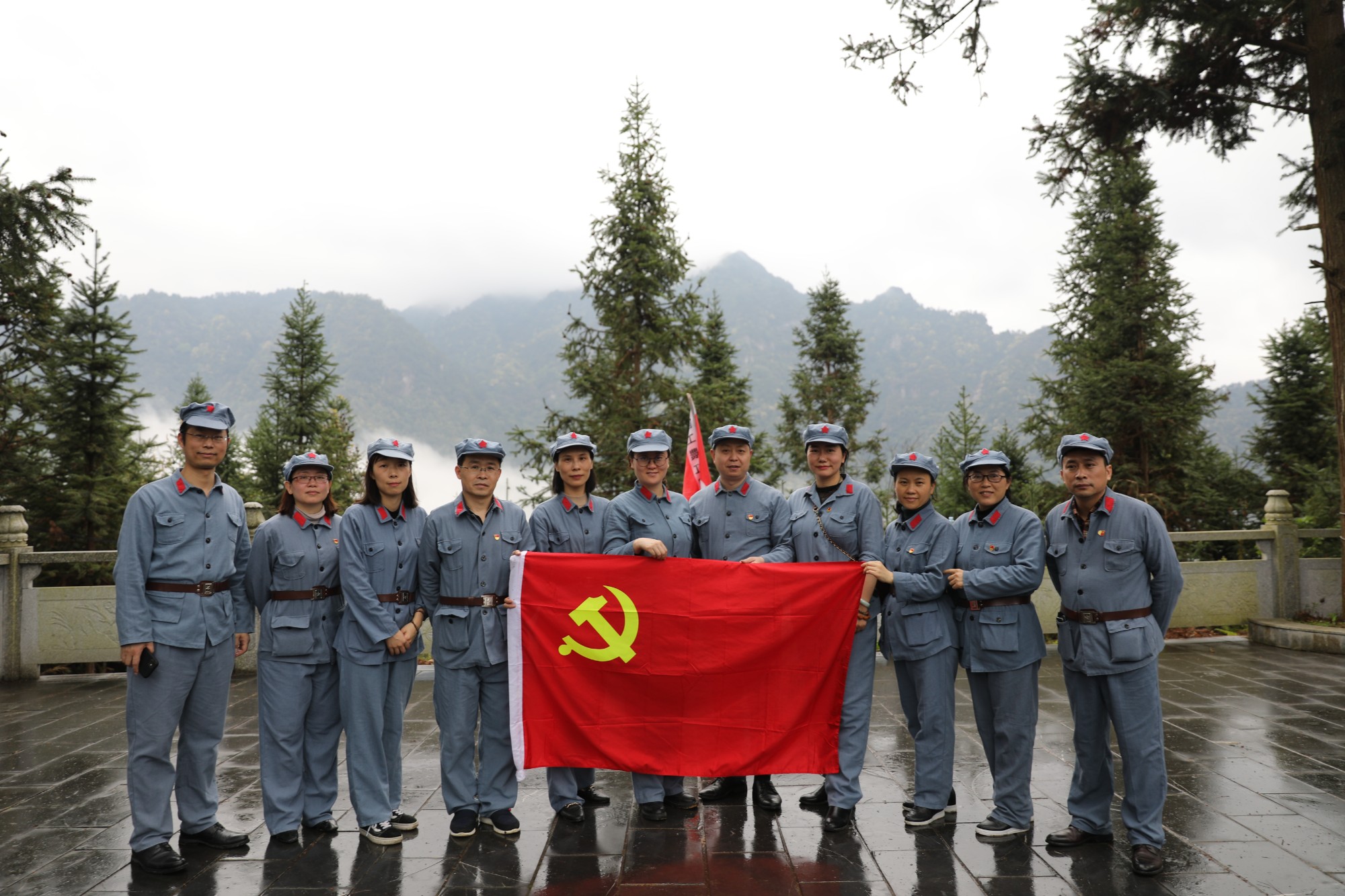 图8自治区南溪山医全体党员合影