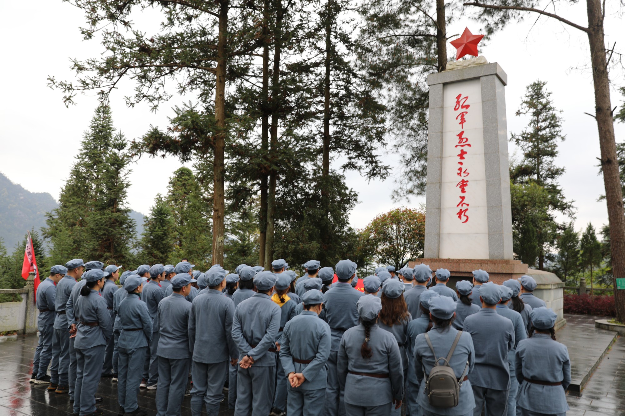 图9全体党员瞻仰红军烈士墓