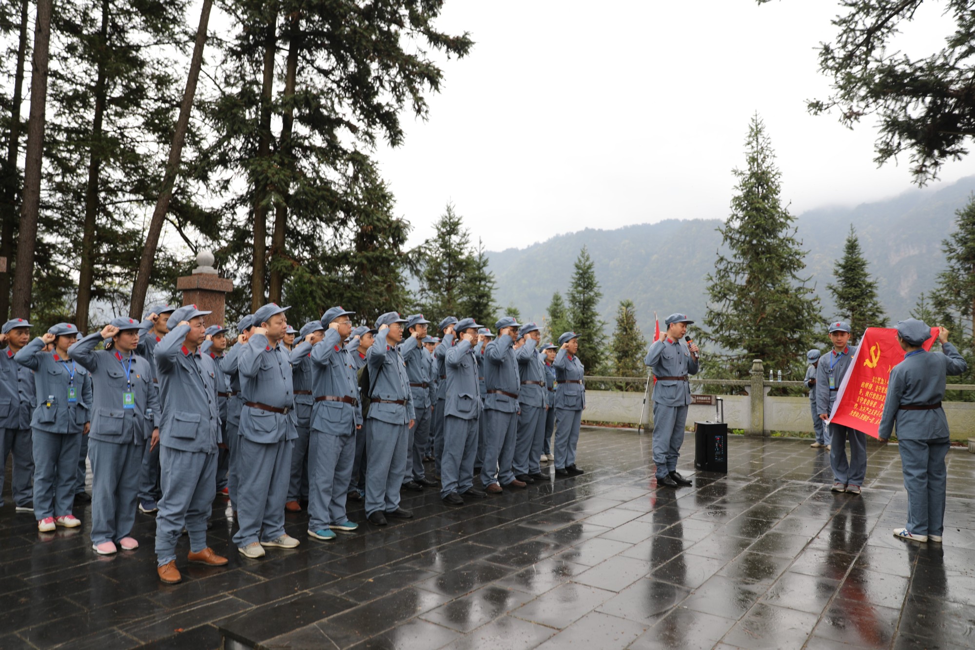 图10自治区南溪山医院副院长李朝旭带领全体党员重温入党誓词