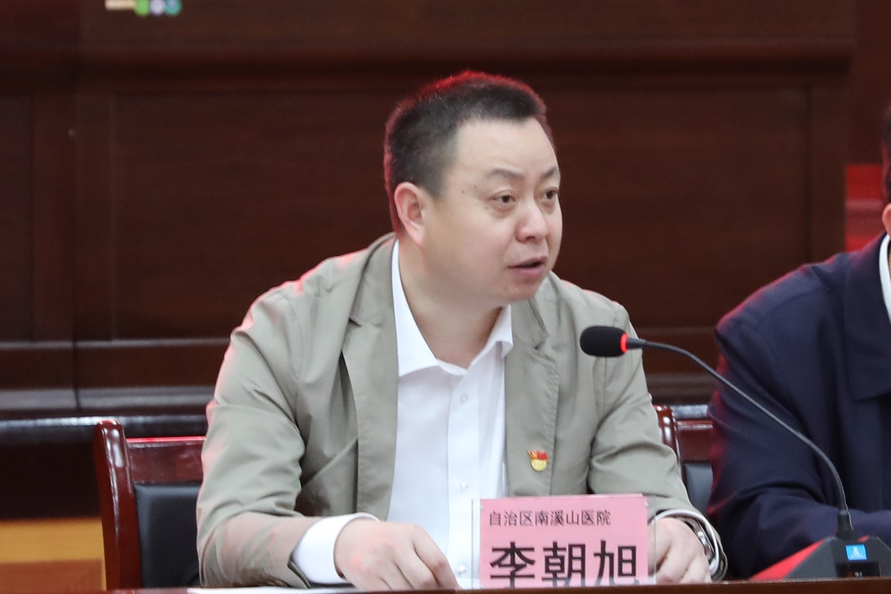 图18自治区南溪山医院副院长李朝旭主持考评颁奖仪式