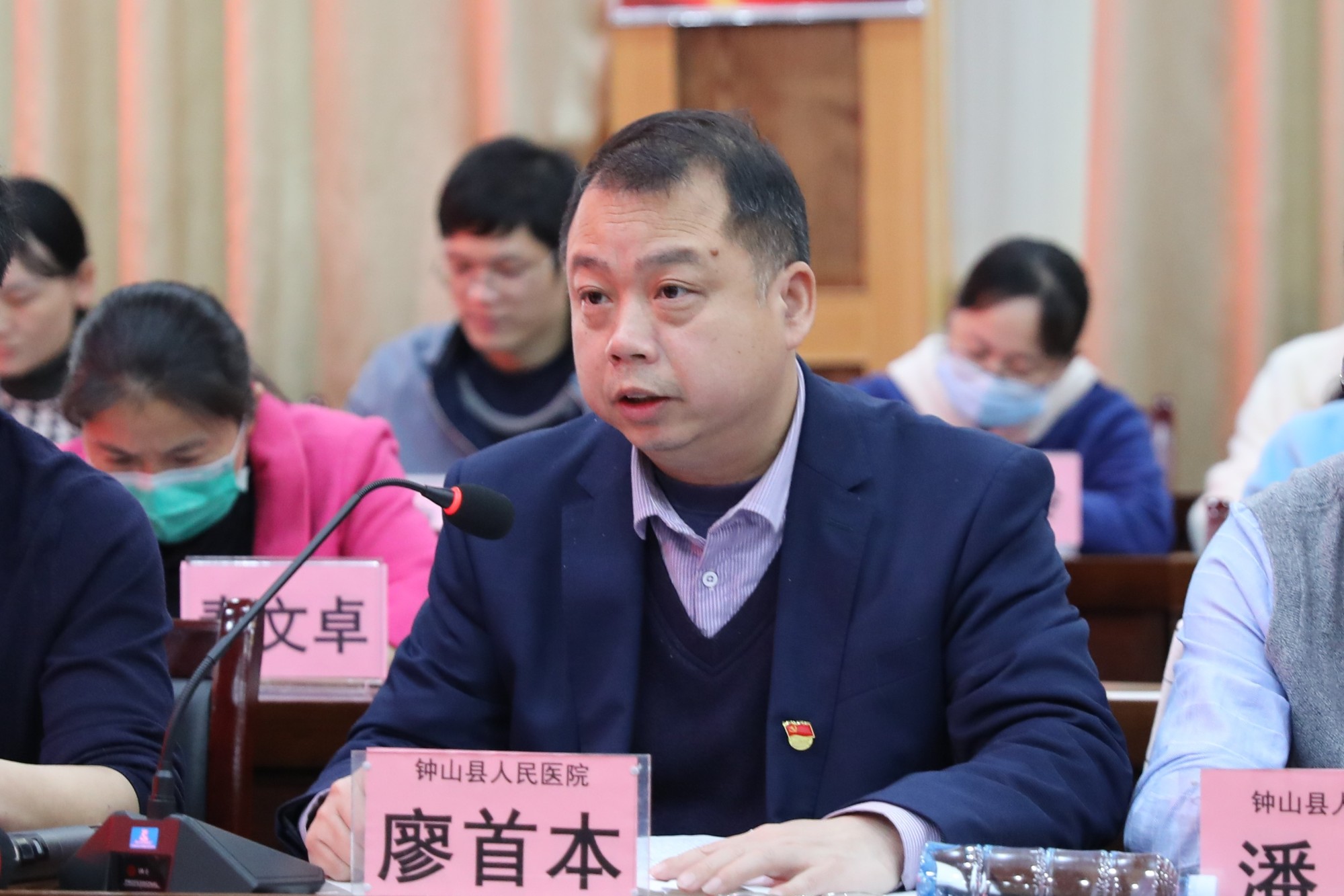 图16钟山县人民医院院长廖首本发表讲话
