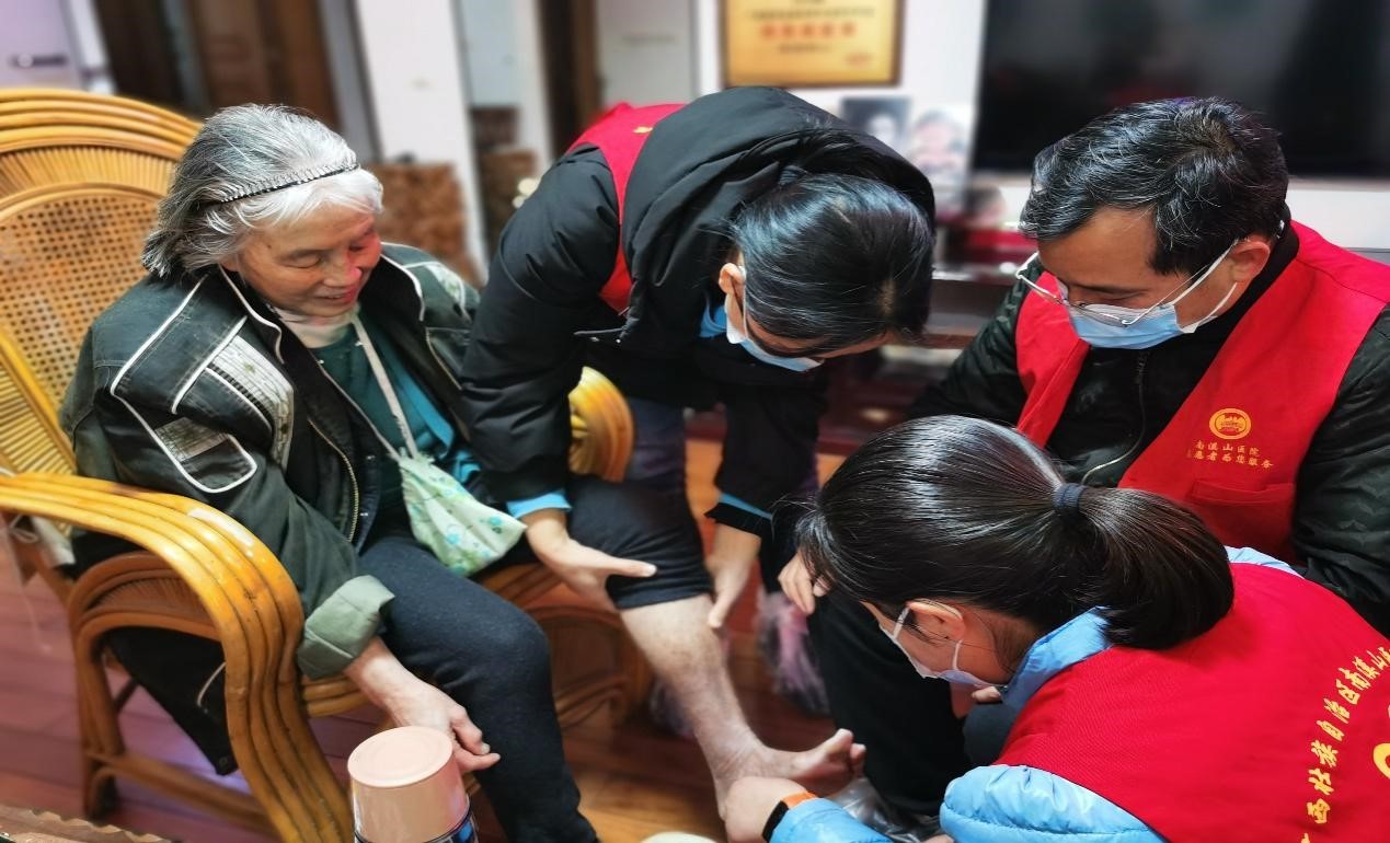 图5青年文明号结对帮扶空巢老人