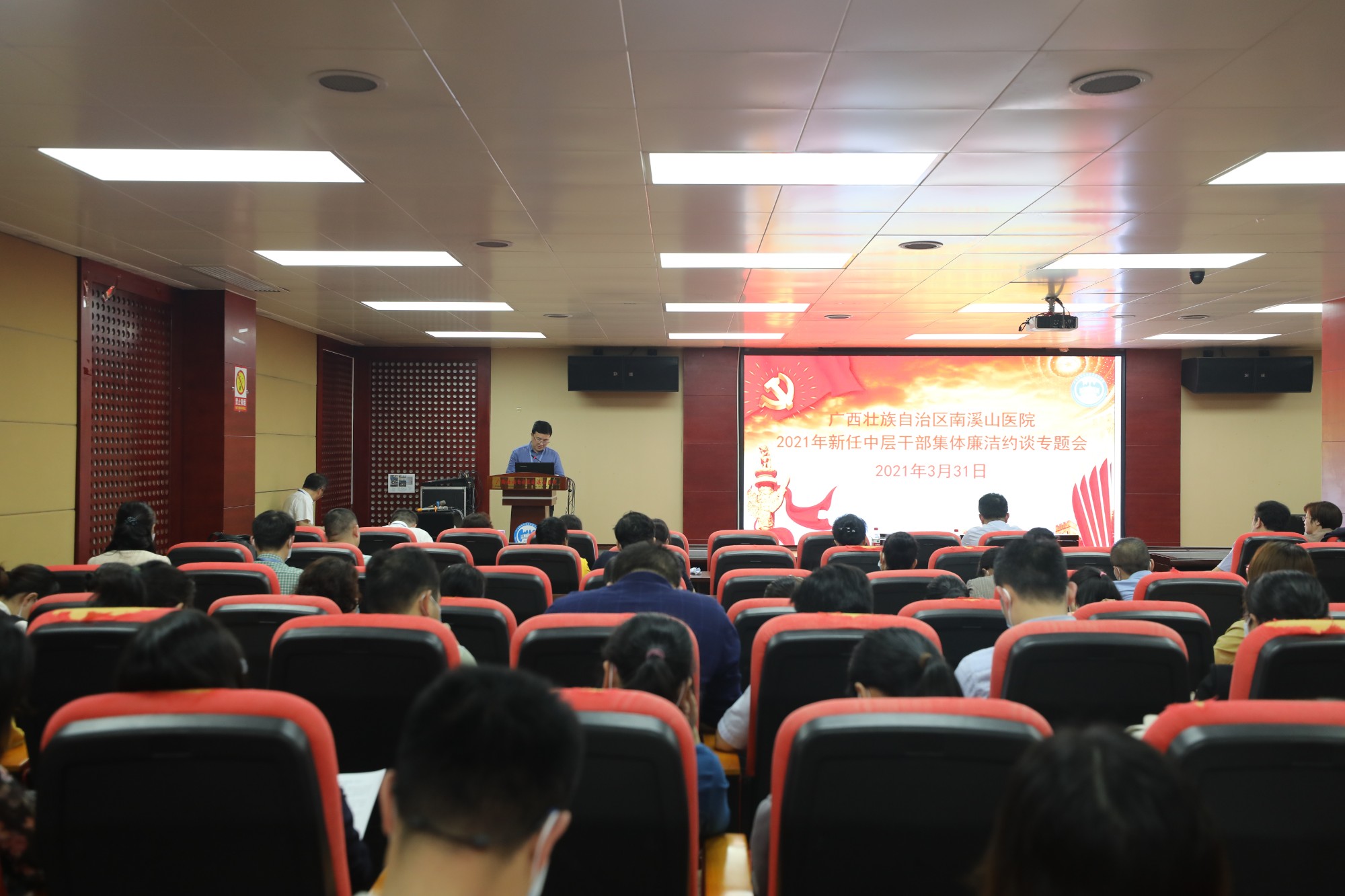 图4新任职中层干部代表财务科科长付彬作表态发言