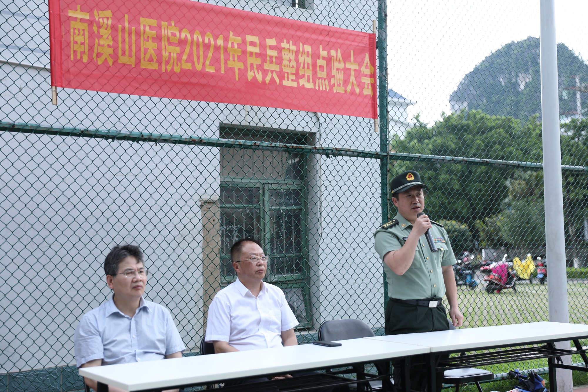 2.象山区人武部政委郑华河发言