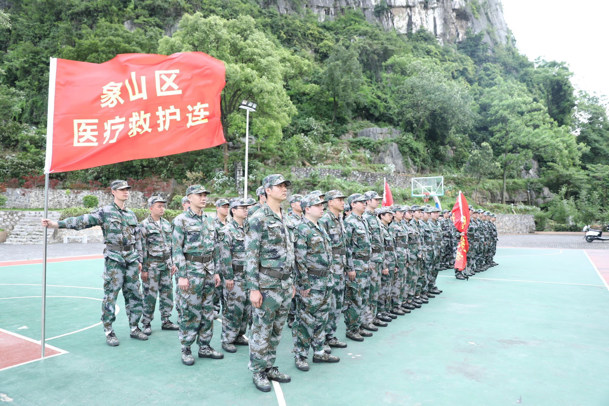 4.骄阳下南医民兵英姿飒爽迎接点验