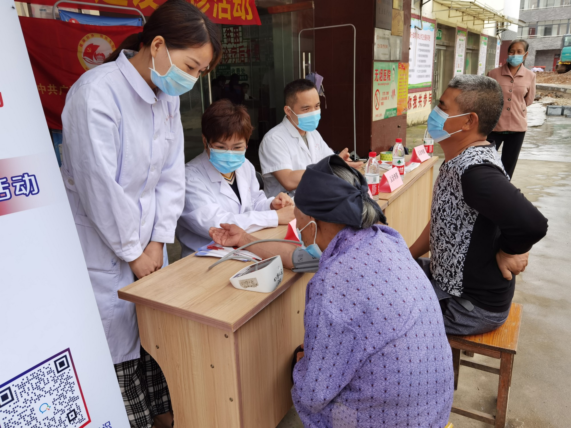 南溪山医院心内科屈妍、邓英松副主任在雁山卫生院进行高血压义诊