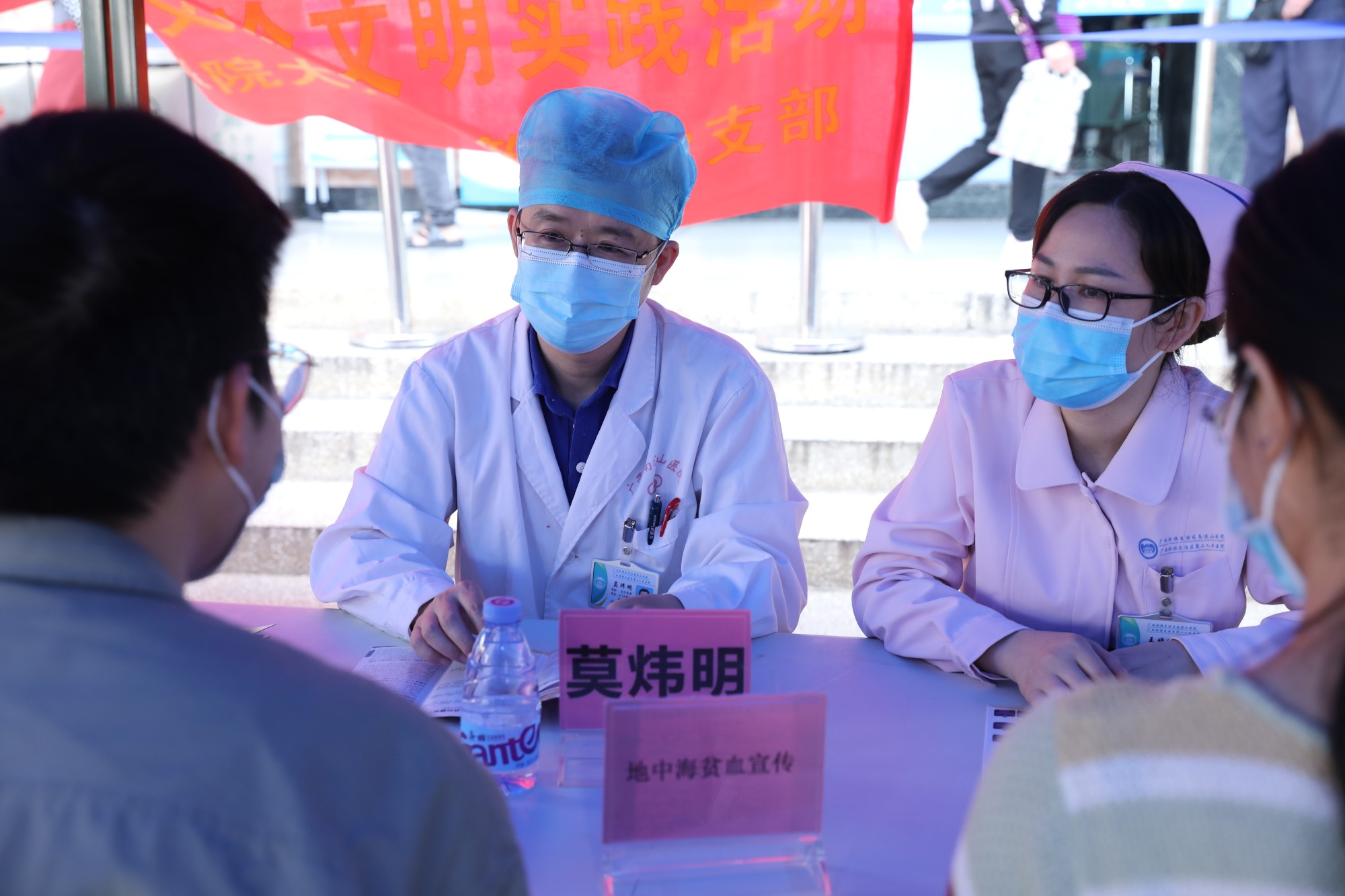 南溪山医院大儿科副主任兼新生儿科主任莫炜明为群众提供指导李