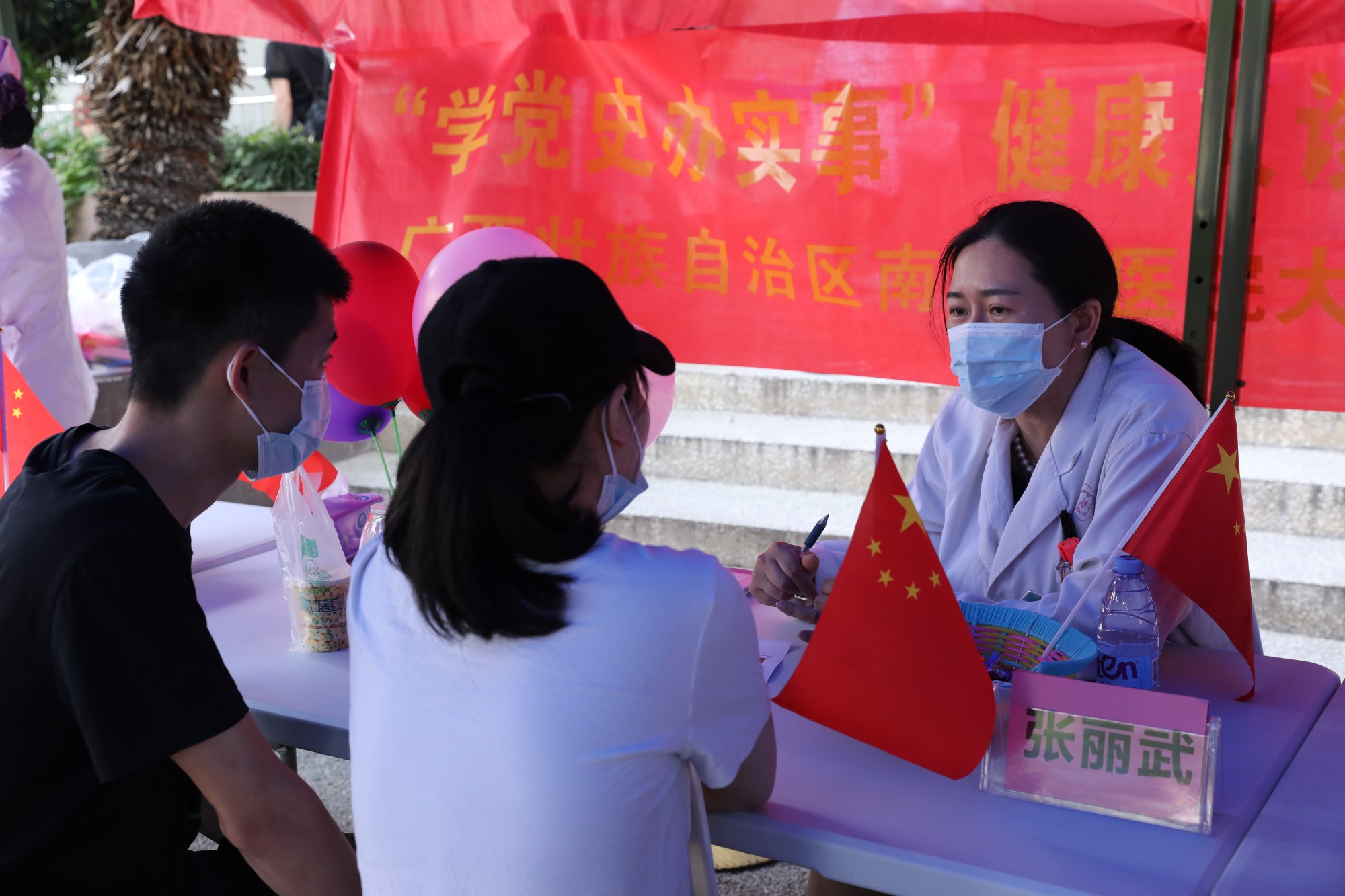 南溪山医院妇产科主任兼产科主任张丽武为群众做咨询李洁摄影