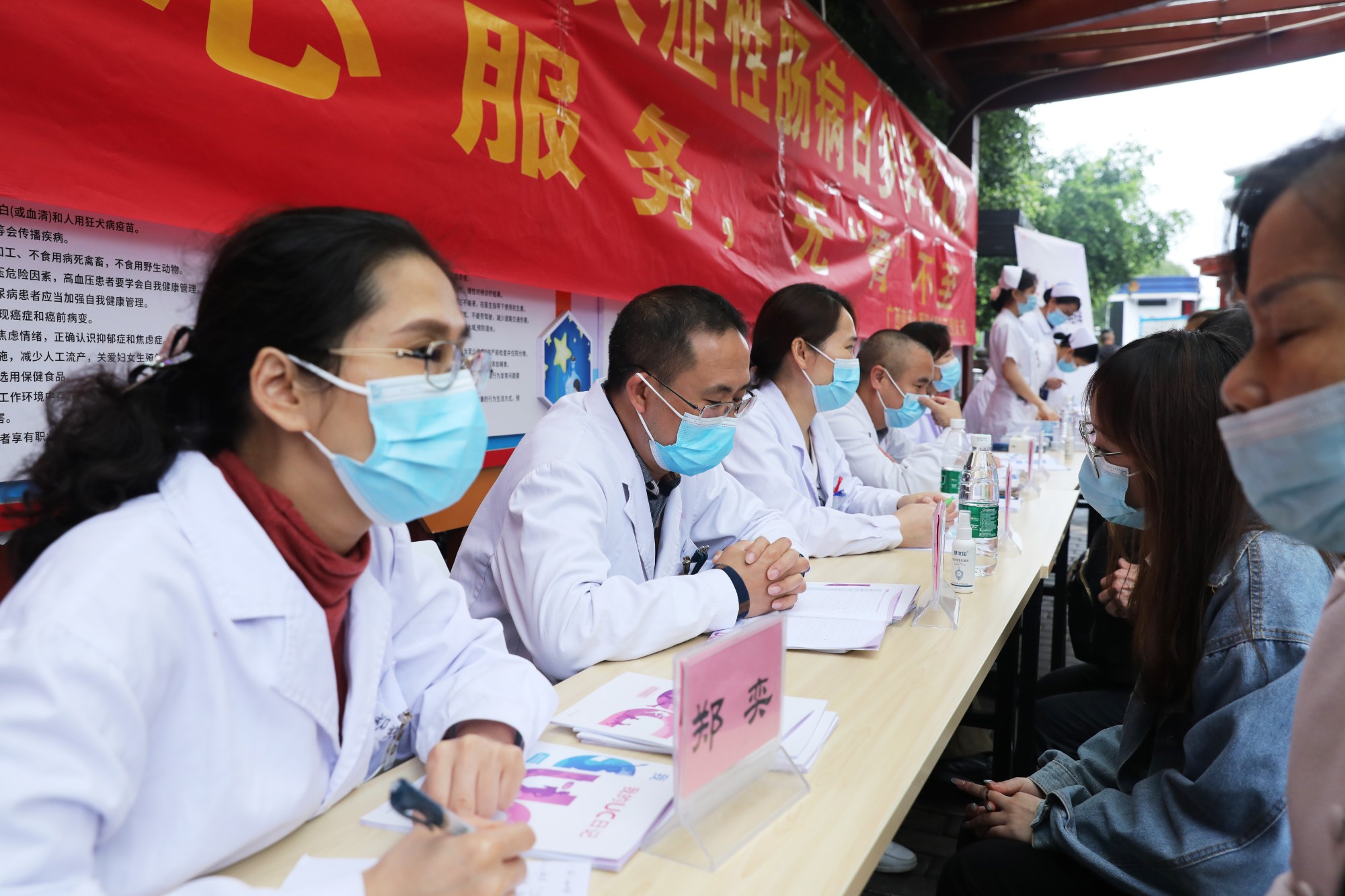 2.消化内科主任医郑奕耐心为病人答疑