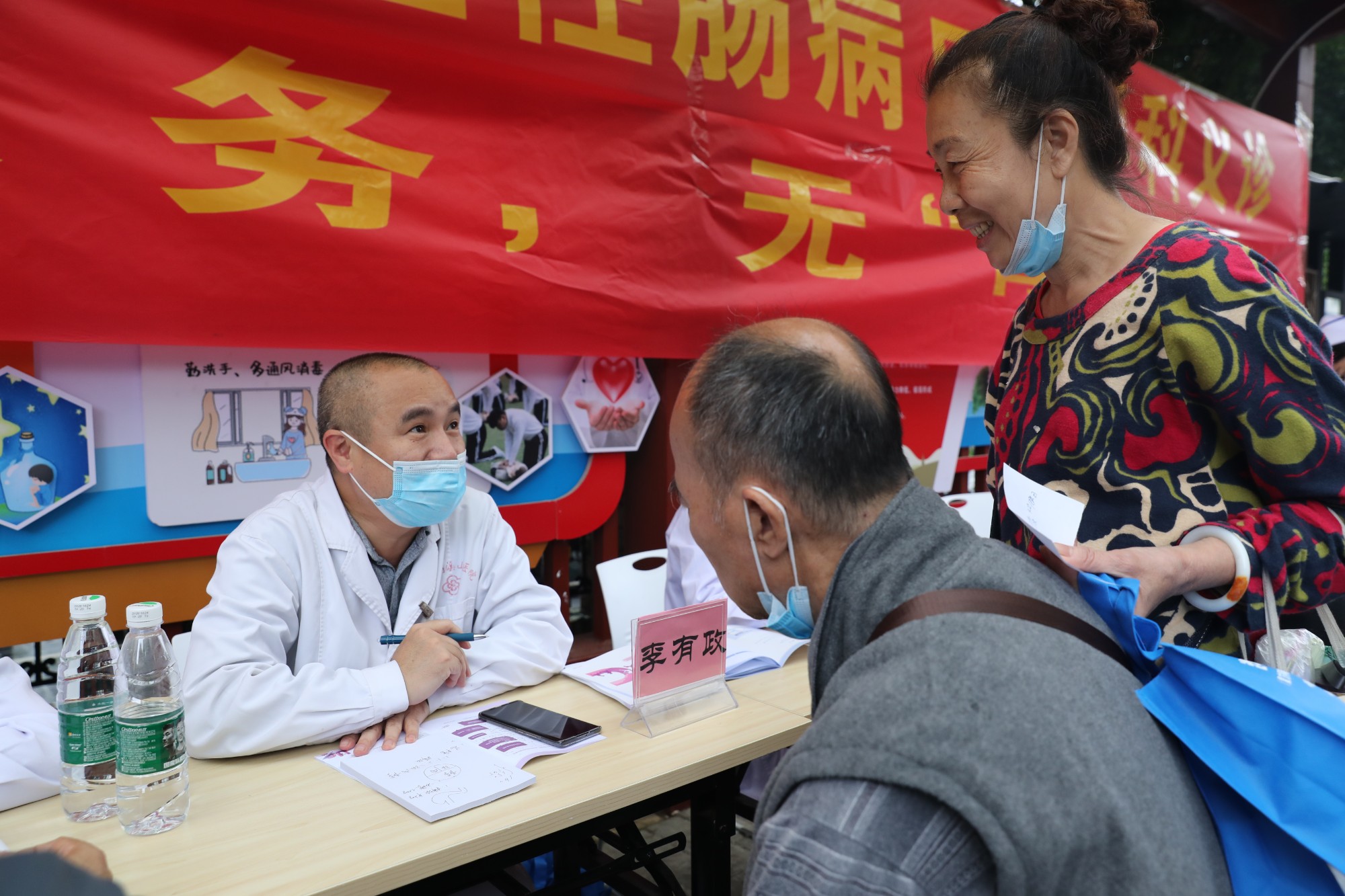 4.营养科主任李有政正在为病人提供“私人订制”的饮食方案