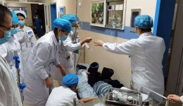 陪人昏迷情况危急抗疫英雄极速施救