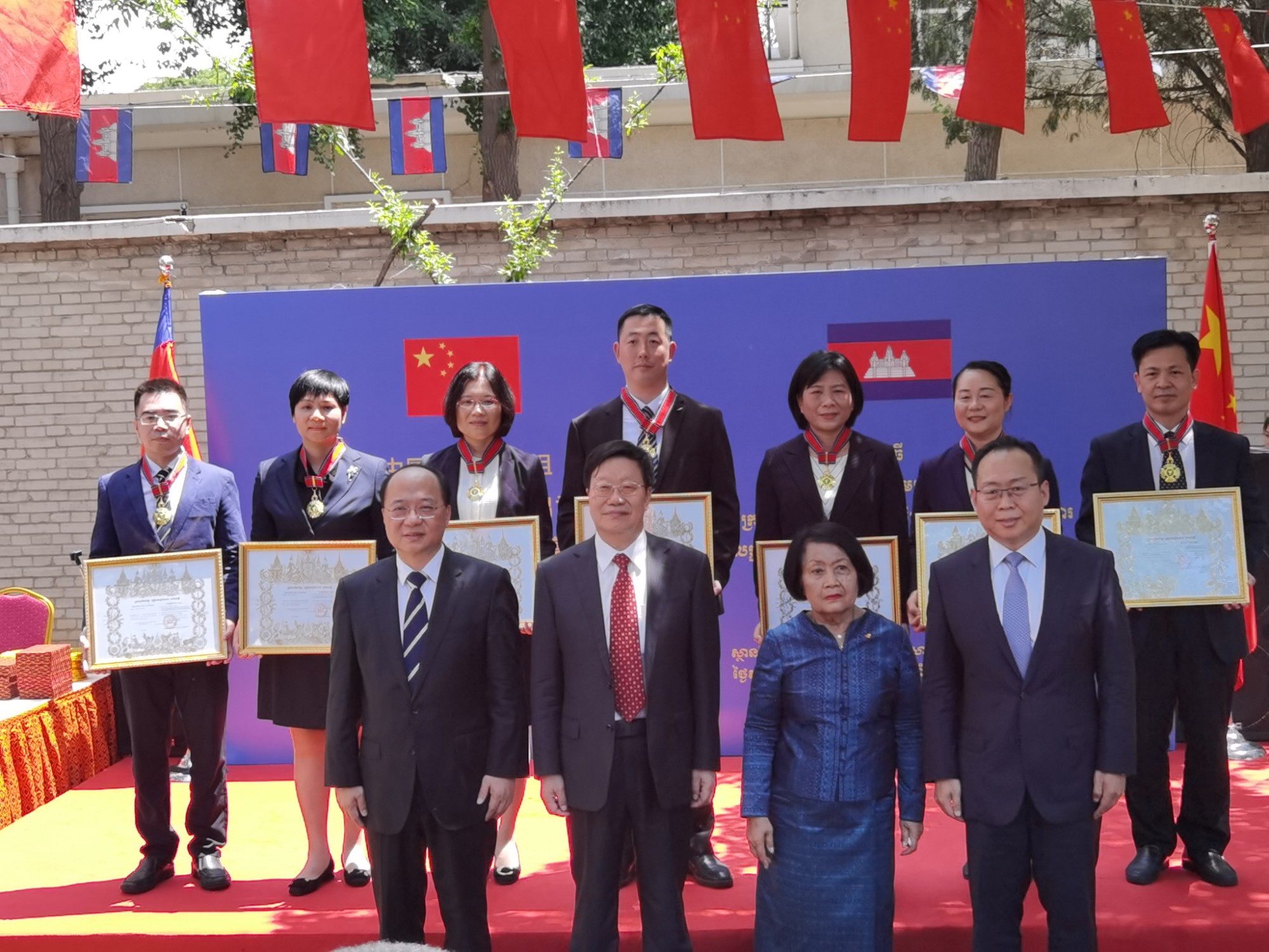 柬埔寨王国驻华大使凯.西索达大使、国家卫健委有关领导等人跟管