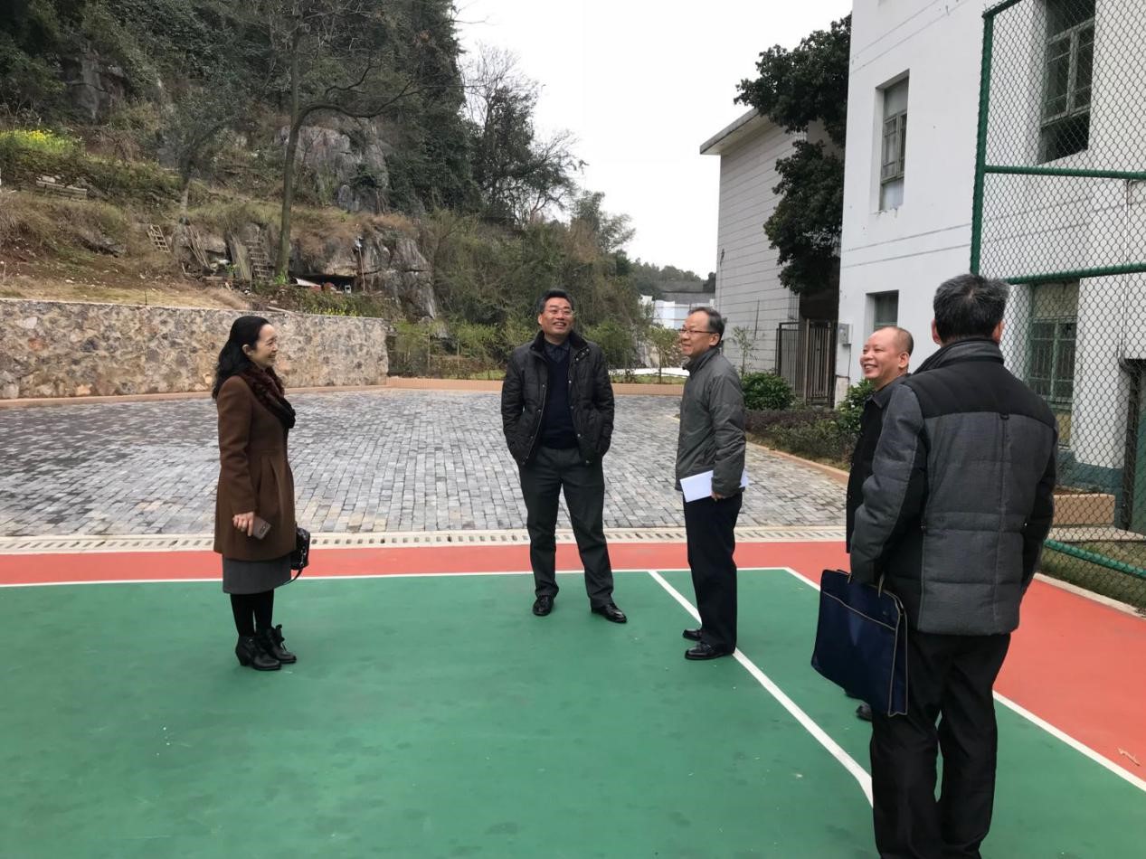 1检查组一行参观学院教学环境.jpg