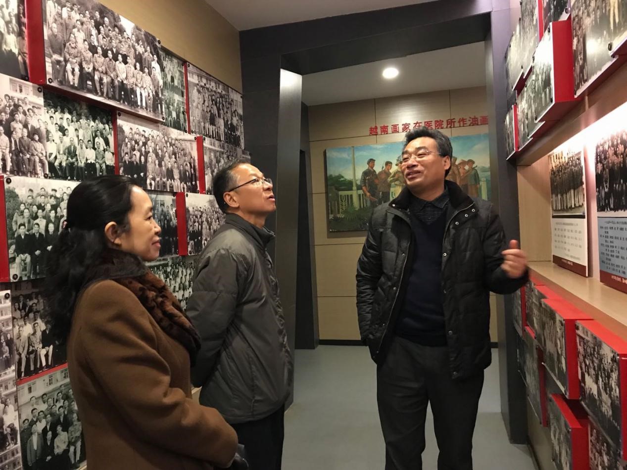 2检查组一行参观院史展览馆.jpg