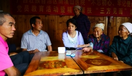南溪山医院党员干部冒雨走访慰问乐江乡凉坪村贫困户