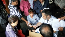 送医下乡暖人心，健康扶贫显真情