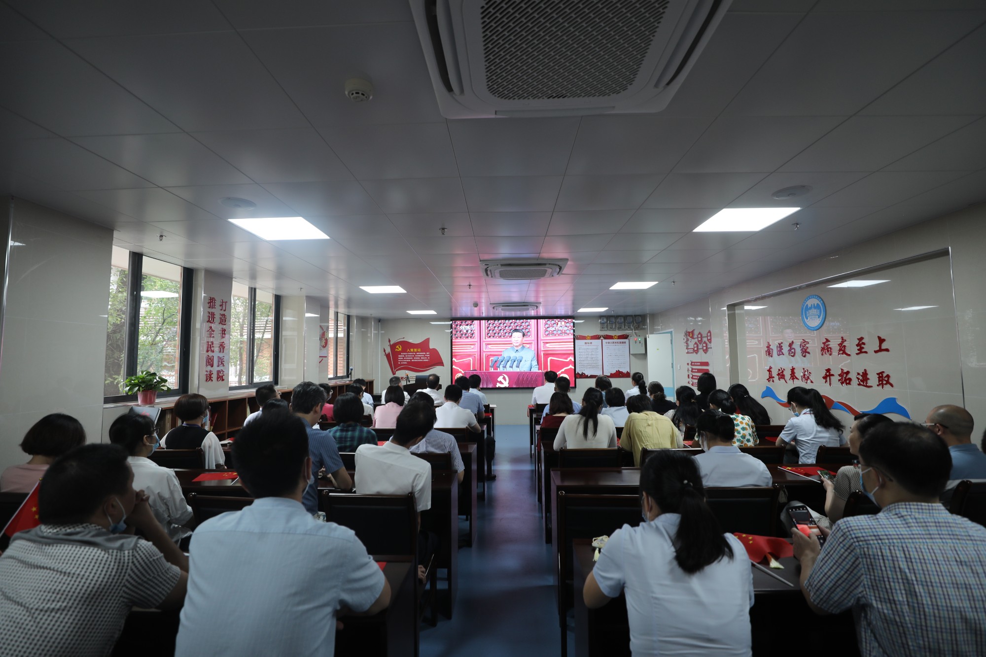 南溪山医院集中观看庆祝建党100周年大会直播